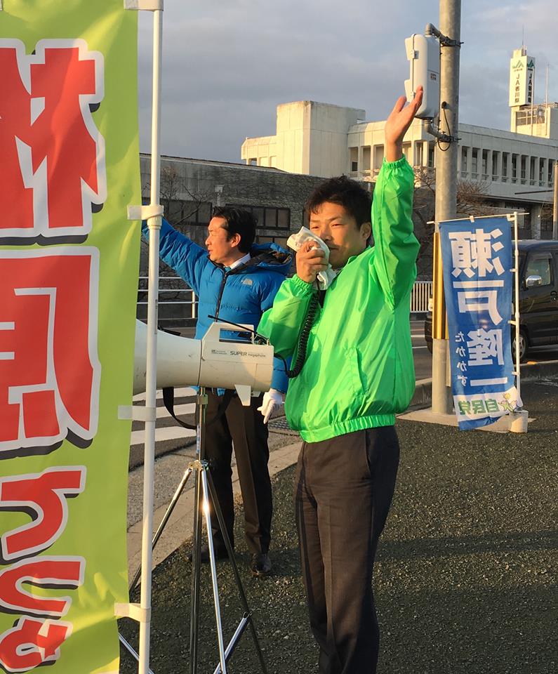 松原県議とともに三木町マルナカ前で街頭演説を行いました。