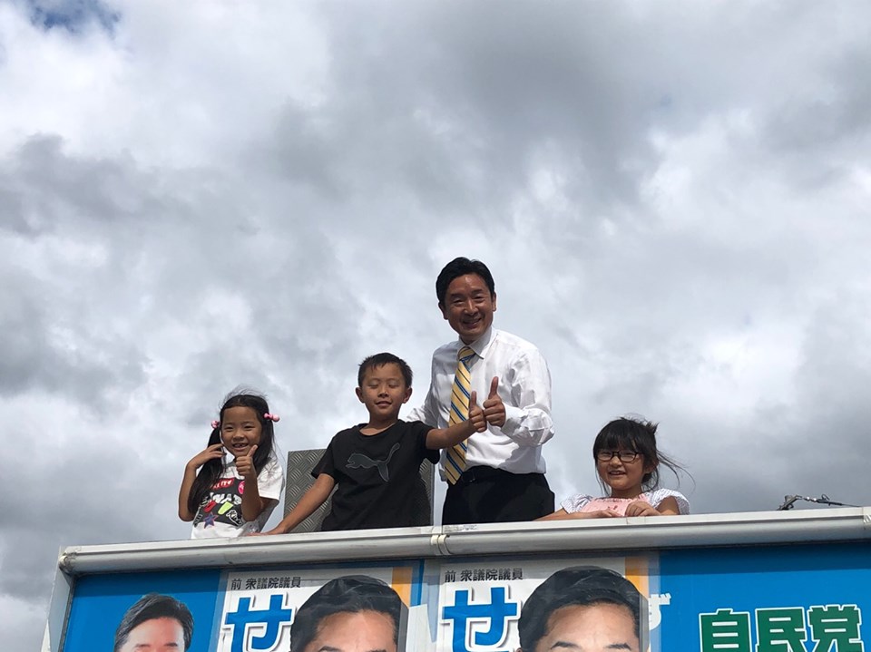 街宣カーと子どもたちとの交流